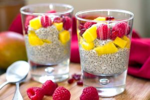 Pudim com sementes de chia, manga e coco