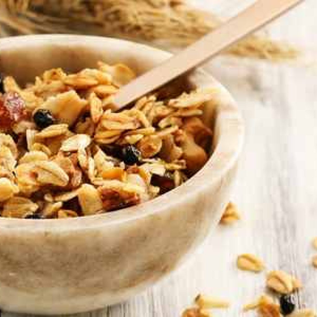 7 Maneiras de Comer Granola no Café da Manhã
