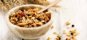 7 Maneiras de Comer Granola no Café da Manhã